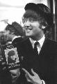 John, John Lennon knyvvel a kezben